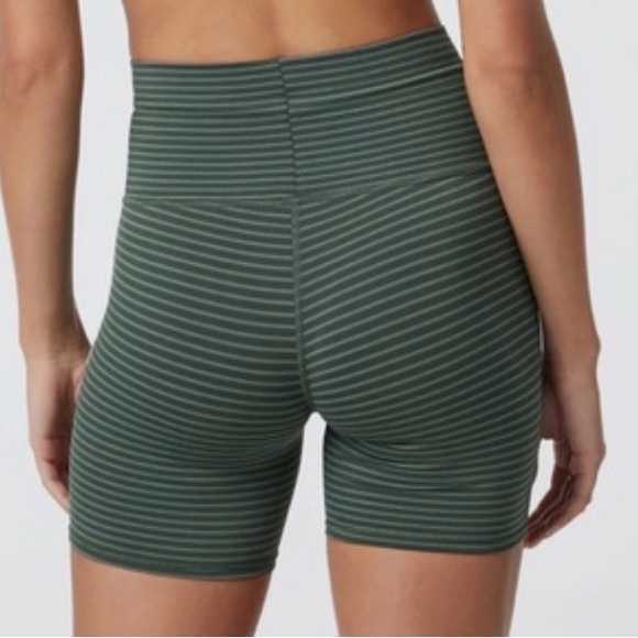 Vuori Stripe Daily Short Green womens Size Medium - Picture 3 of 9